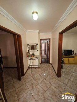 Casa com 03 dormitórios no bairro Ouro Branco 