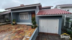 Casa com 03 dormitórios no bairro Ouro Branco 