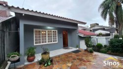 Casa com 03 dormitórios no bairro Ouro Branco 