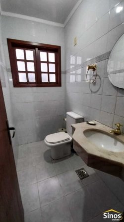 Casa com 03 dormitórios no bairro Ouro Branco 