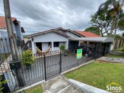 Casa com 03 dormitórios em Lomba Grande 