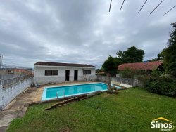 Casa com 03 dormitórios em Lomba Grande 