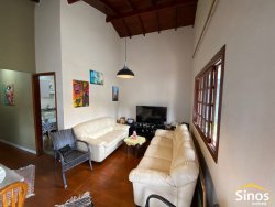 Casa com 03 dormitórios em Lomba Grande 