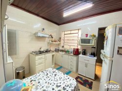 Casa com 03 dormitórios em Lomba Grande 
