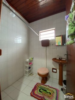 Casa com 03 dormitórios em Lomba Grande 
