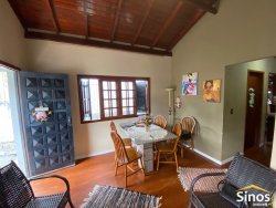 Casa com 03 dormitórios em Lomba Grande 
