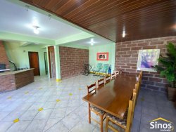 Casa com 03 dormitórios no bairro Lomba Grande 