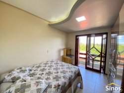Casa com 03 dormitórios no bairro Lomba Grande 