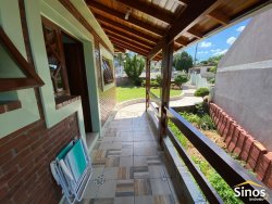 Casa com 03 dormitórios no bairro Lomba Grande 