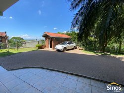 Casa com 03 dormitórios no bairro Lomba Grande 