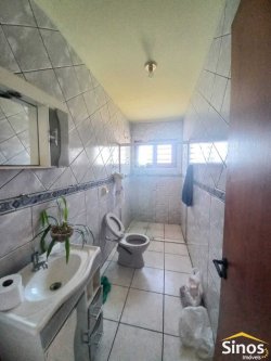 Casa com 03 dormitórios e sala comercial no bairro Rondônia 
