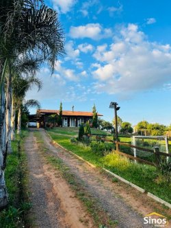 Sítio com 2.500m² no bairro Lomba Grande 