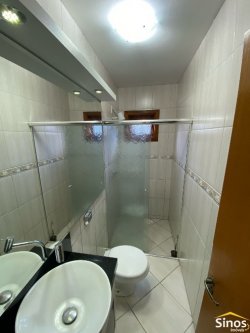 Casa com pavilhão para oficina no bairro Lomba Grande 