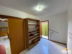 Casa com pavilhão para oficina no bairro Lomba Grande 
