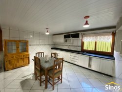 Casa com pavilhão para oficina no bairro Lomba Grande 