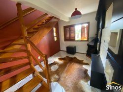 Casa com pavilhão para oficina no bairro Lomba Grande 