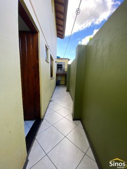 Casa com pavilhão para oficina no bairro Lomba Grande 