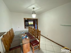 Casa com pavilhão para oficina no bairro Lomba Grande 