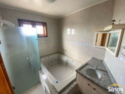 Casa com pavilhão para oficina no bairro Lomba Grande 