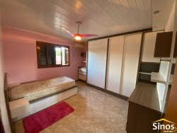Casa com pavilhão para oficina no bairro Lomba Grande 