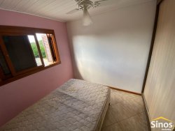 Casa com pavilhão para oficina no bairro Lomba Grande 