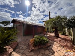 Casa com pavilhão para oficina no bairro Lomba Grande 