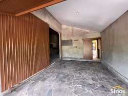Casa com pavilhão para oficina no bairro Lomba Grande 