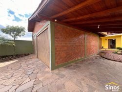 Casa com pavilhão para oficina no bairro Lomba Grande 