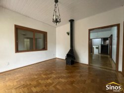 Casa de esquina com 06 dormitórios no bairro Rio Branco 