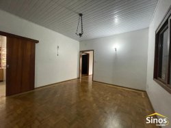 Casa de esquina com 06 dormitórios no bairro Rio Branco 