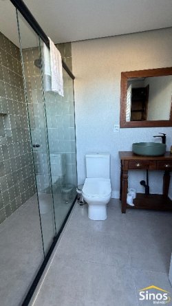 Casa de alto padrão com 03 dormitórios no bairro Lomba Grande 