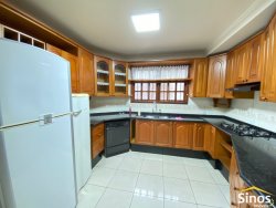 Casa com 03 dormitórios para locação no bairro Ouro Branco 