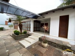 Casa com 03 dormitórios para locação no bairro Ouro Branco 
