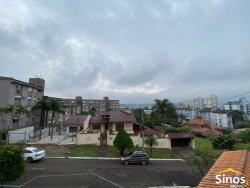 Casa com 03 dormitórios no bairro Ouro Branco 