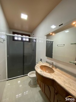 Casa com 03 dormitórios no bairro Ouro Branco 