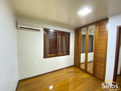 Casa com 03 dormitórios no bairro Ouro Branco 