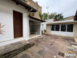 Casa com 03 dormitórios no bairro Ouro Branco 