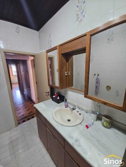 Casa com 03 dormitórios no bairro Ouro Branco 
