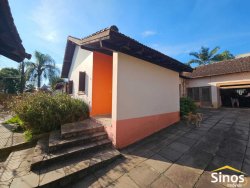 Casa com 03 dormitórios no bairro Ouro Branco 