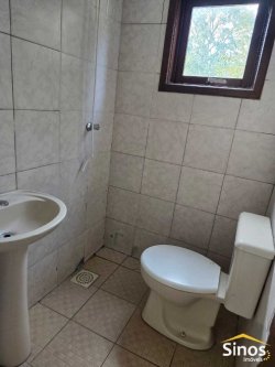 Casa com 04 dormitórios no bairro Lomba Grande 