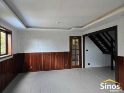 Casa com 04 dormitórios no bairro Lomba Grande 
