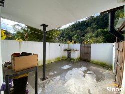 Casa com 03 dormitórios no bairro Lomba Grande 