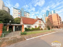 Casa de esquina com 04 dormitórios no bairro Vila Rosa 