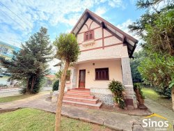 Casa de esquina com 04 dormitórios no bairro Vila Rosa 