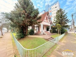Casa de esquina com 04 dormitórios no bairro Vila Rosa 