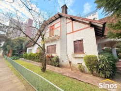 Casa de esquina com 04 dormitórios no bairro Vila Rosa 