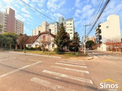 Casa de esquina com 04 dormitórios no bairro Vila Rosa 