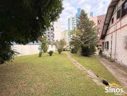 Casa de esquina com 04 dormitórios no bairro Vila Rosa 