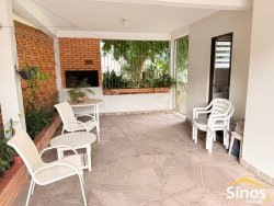 Casa de esquina com 04 dormitórios no bairro Vila Rosa 