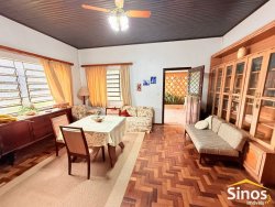 Casa de esquina com 04 dormitórios no bairro Vila Rosa 